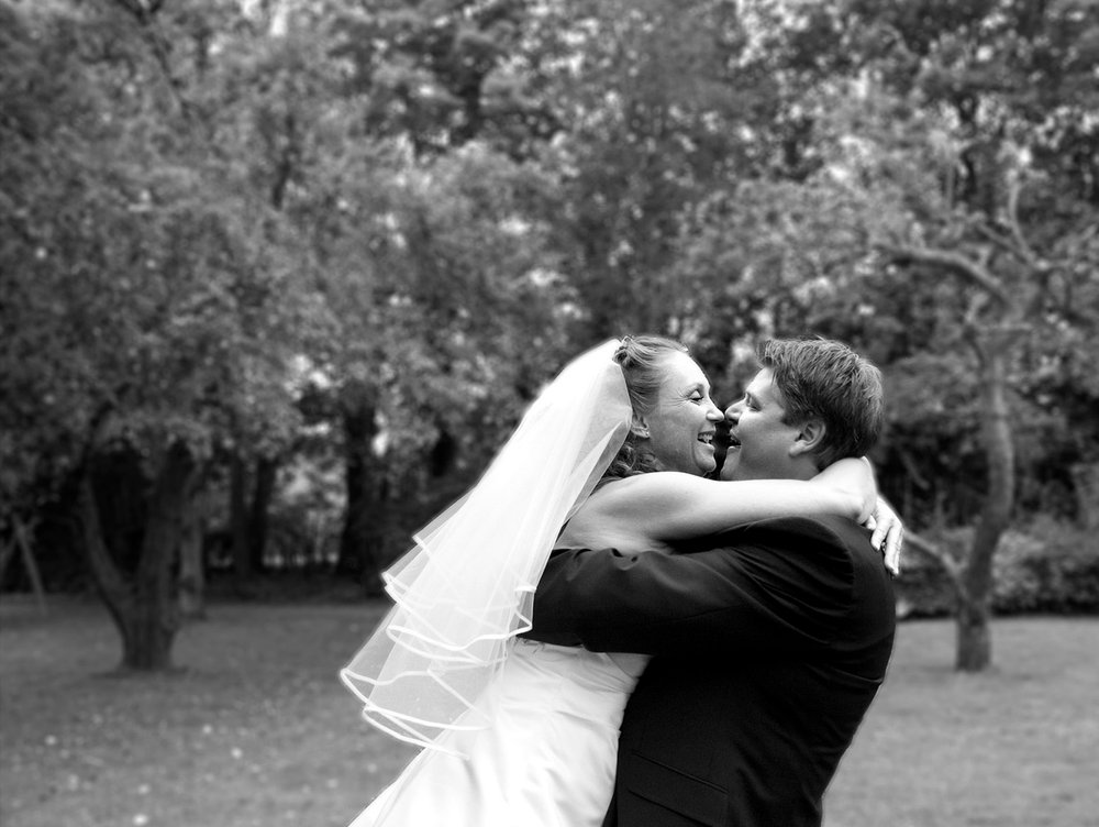 Bryllup fotografi: Thomas og Charlotte blev viet i Vedbæk Kirke. Jeg har fotograferet billedet i den have, hvor de holdte deres fest: Havarthigården i Holte