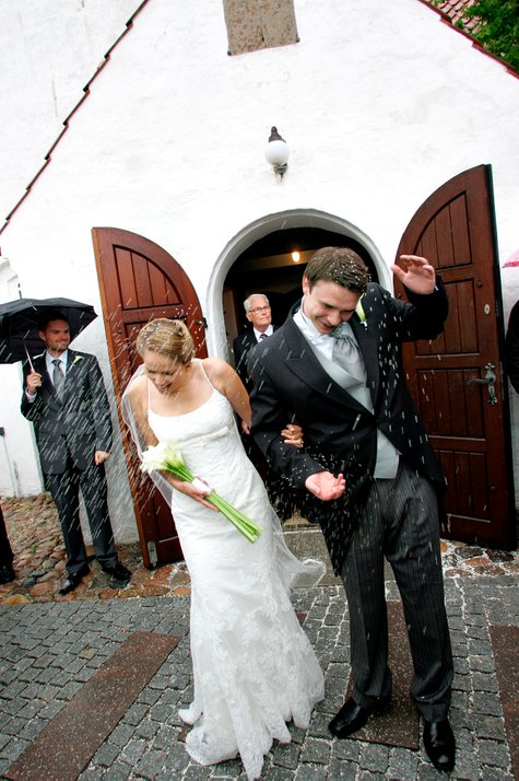 Bryllupsfotograf . Gæsterne kaster ris på brudepar